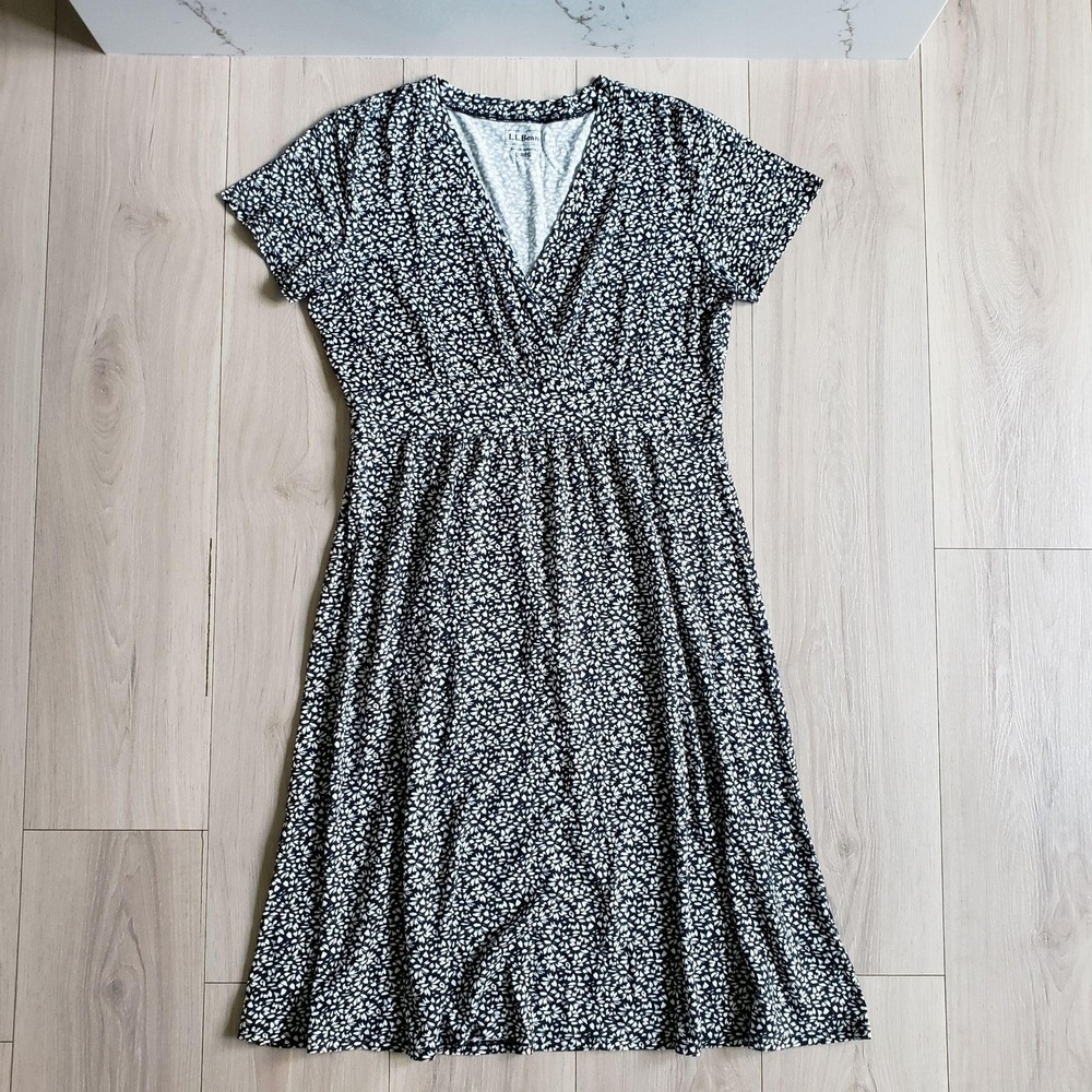 LL Bean Dress Womens L Black Floral V Neck Fit Flare Jersey Knit Knee Length